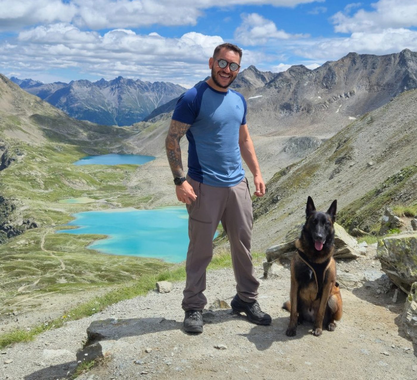 Özgür Arslan mit seinem Hund in den Bergen
